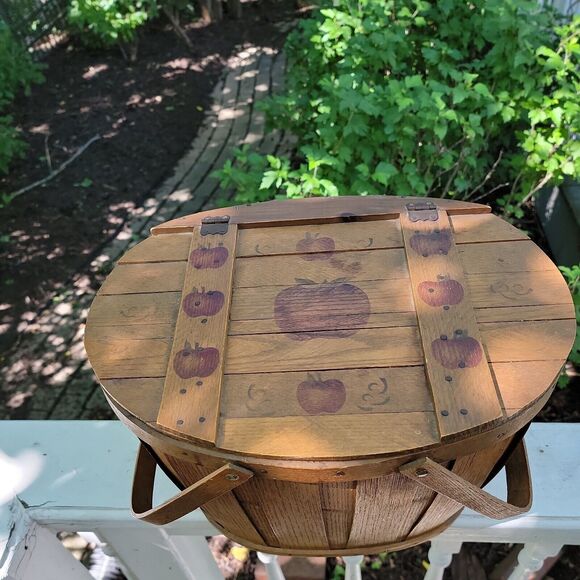 Basketville Vermont Picnic Basket Sturdy Vertical Slates Handles Apple Design - Picture 3 of 12